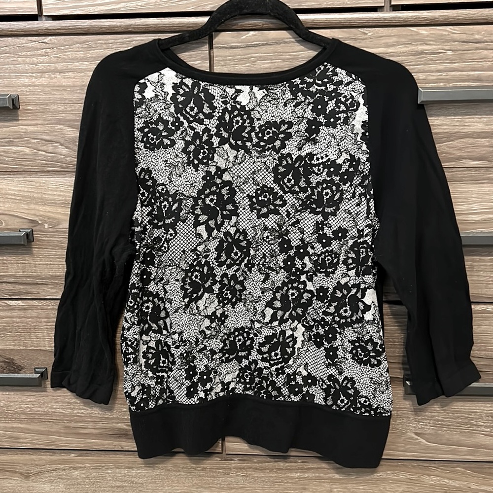 Ann Taylor - Women’s size medium 3/4 sleeve top with lace print front